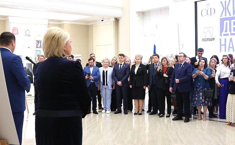 Лилия Гумерова и Дмитрий Василенко открыли в верхней палате выставку детского рисунка «Жизнь, делённая на граммы»