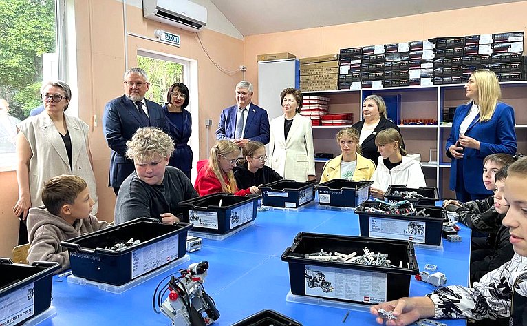 Галина Карелова вместе с губернатором области Александром Гусевым побывала в двух лагерях – оздоровительном «Юность» и пришкольном «Эврика»
