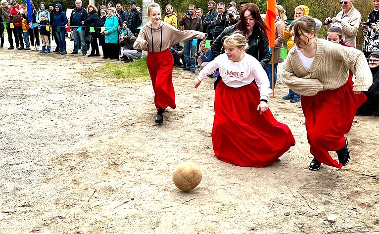 Татьяна Сахарова в рамках поездки в регион приняла участие в открытии XXV юбилейных саамских игр в поселке Лопарская