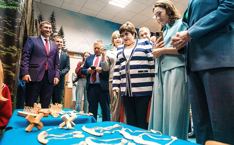 Сенаторы посетили Школу креативных индустрий на базе Окружного Дома народного творчества и Центр народных художественных промыслов и ремесел