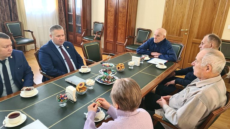 Денис Гусев встретился с ветеранами Нарьян-Марского морского торгового порта