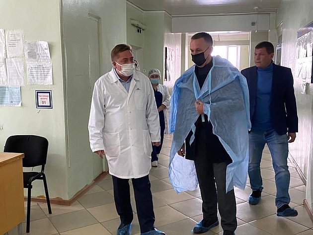 Олег Алексеев вместе с главой Перелюбского района Николаем Савельевым посетил районную больницу