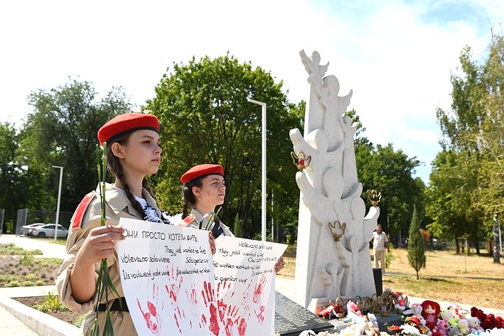 Ольга Бас в ходе поездки в регион посетила Луганский детский парк имени Щорса, возле Мемориала погибшим детям Луганщины, чтобы почтить их память