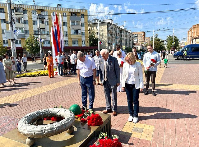 Анатолий Артамонов принял участие в возложении цветов к Вечному огню на могиле Неизвестного солдата