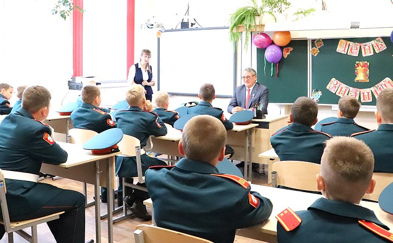 Юрий Воробьев рассказал ребятам об организации государственной власти в Российской Федерации