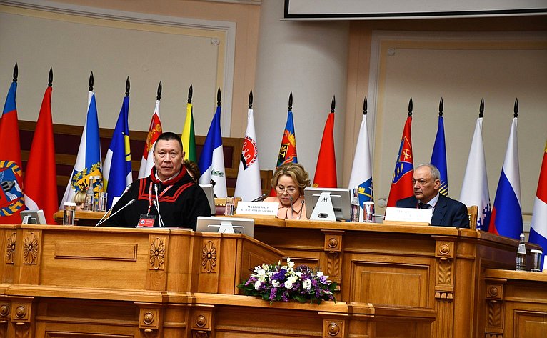 Григорий Ледков на Первом форуме женщин Севера в июне 2023 года выступил с инициативой утвердить новую трудовую функцию «Работник кочевого жилища»