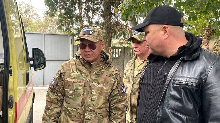 Игорь Кастюкевич встретил автомобиль скорой помощи, который передали жители и организации Архангельска для работы гуманитарной миссии в Херсонской области