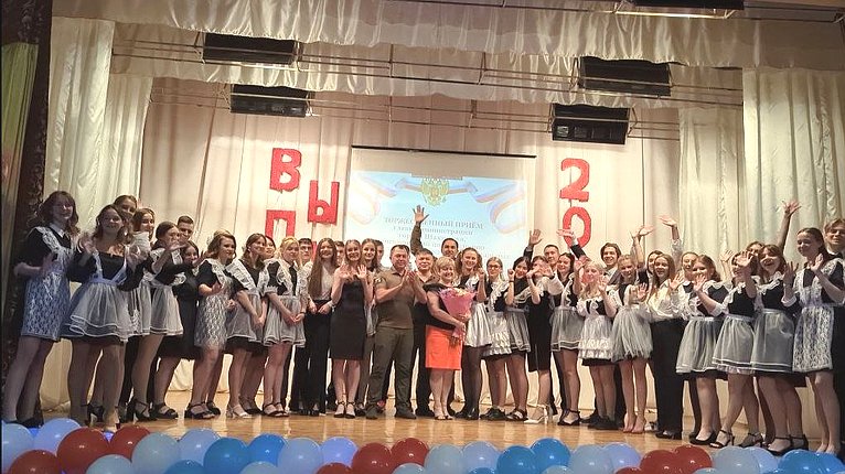 Андрей Хапочкин поздравил выпускников школ Донбасса с получением аттестатов