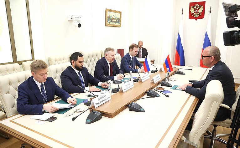 Встреча первого заместителя председателя Комитета СФ по социальной политике Александра Варфоломеева с депутатом Национального Собрания Республики Армения Алексеем Сандыковым