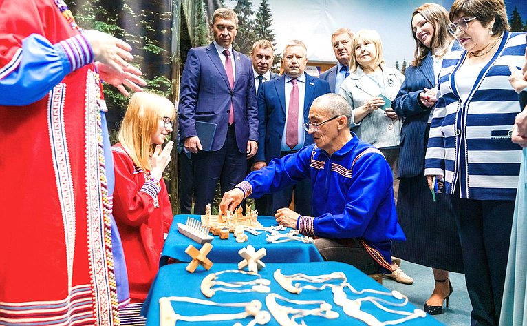 Сенаторы посетили Школу креативных индустрий на базе Окружного Дома народного творчества и Центр народных художественных промыслов и ремесел