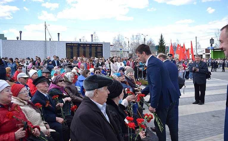 Эдуард Исаков посетил ряд мероприятий, приуроченных к 77-й годовщине Победы в Великой Отечественной войне, и принял участие в шествии «Бессмертный полк» в городе Югорске
