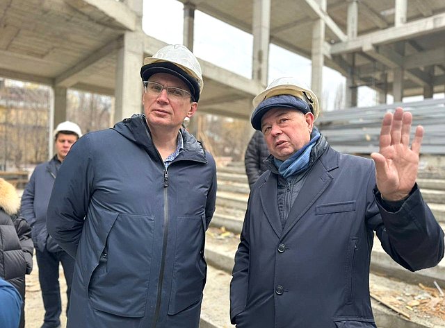 Анатолий Артамонов в рамках рабочей поездки в Кисловодск совместно с главой города Евгением Моисеевым посетил ряд стройплощадок