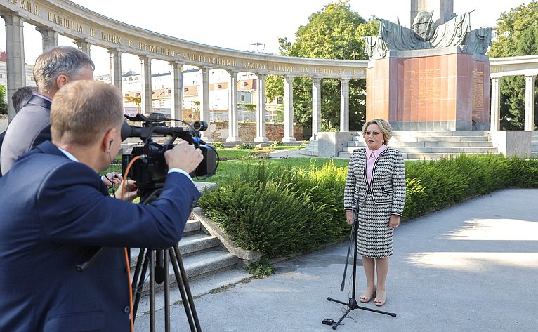 Делегация Совета Федерации во главе с Валентиной Матвиенко возложила венок к Мемориалу советским воинам, павшим при освобождении Вены