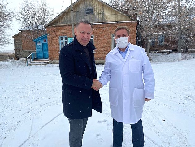 Олег Алексеев и главный врач районной больницы Максим Колодин