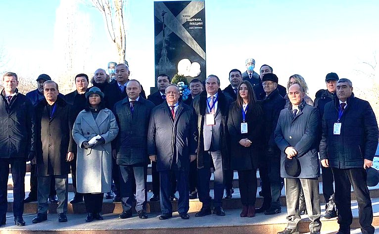 Сенаторы, принимающие участие в миссии по наблюдению за выборами Президента Киргизии возложили цветы к памятнику блокадникам Ленинграда в Бишкеке