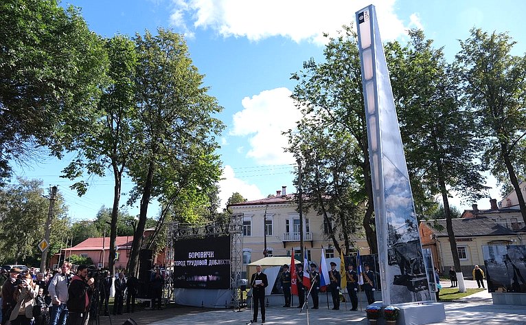 Елена Писарева приняла участие в торжественной церемонии открытия знакового для боровичан памятника