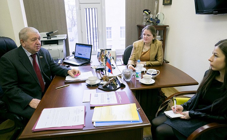 Владимир Федоров встретился с активистами Молодежного парламента региона.