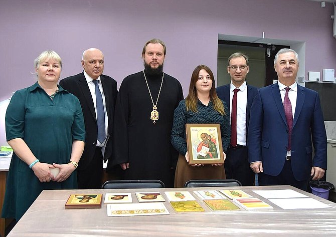 Андрей Шохин посетил Владимирский государственный университет имени А.Г. и Н.Г. Столетовых и познакомился с ходом реставрации икон из Луганска