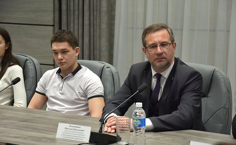 Николай Владимиров провел круглый стол со студентами Чувашского государственного университета