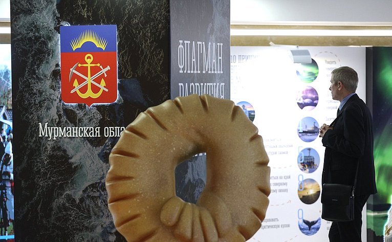 Валентина Матвиенко и Андрей Чибис осмотрели выставку, посвященную перспективным направлениям развития Мурманской области