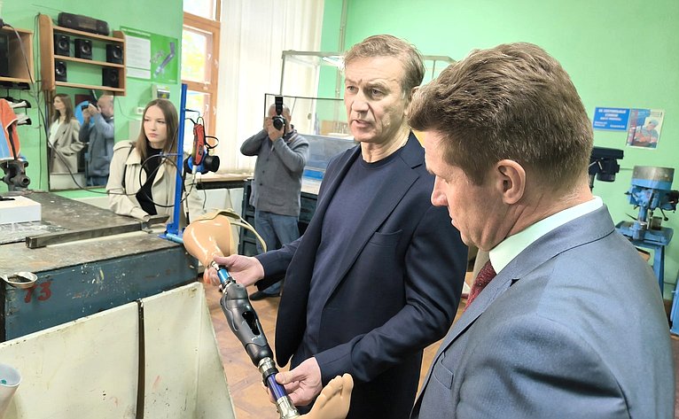 Александр Брыксин посетил Курское протезно-ортопедическое предприятие
