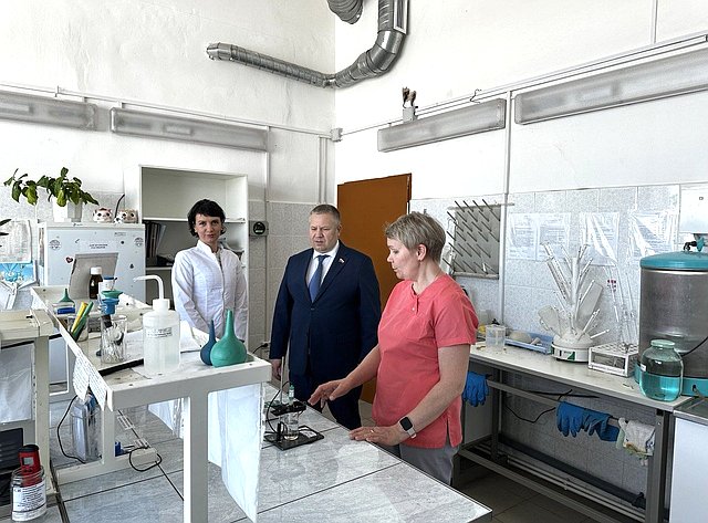 Денис Гусев сенатор провёл встречу с руководителем Нарьян-Марского муниципального унитарного предприятия объединенных котельных и тепловых сетей и посетил испытательную лабораторию