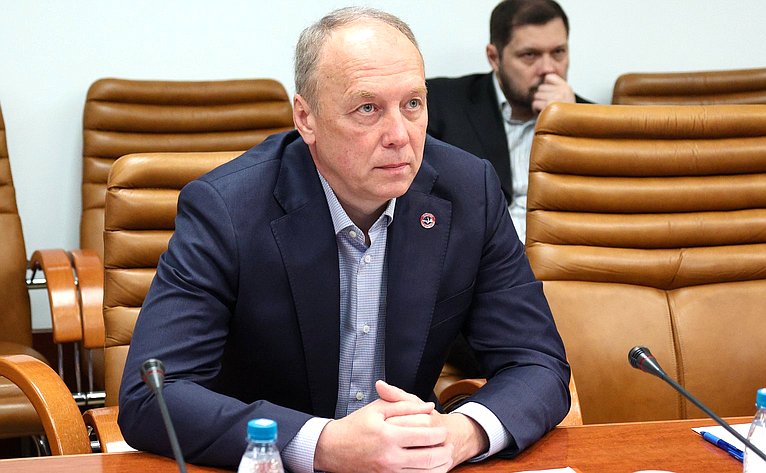 Совещание Комитета Совета Федерации по федеративному устройству, региональной политике, МСУ и делам Севера на тему «Совершенствование преференциальных режимов ДФО и Арктики для развития транспортно-логистической отрасли»