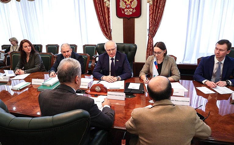 Фарит Мухаметшин провел встречу с представителями ОИС