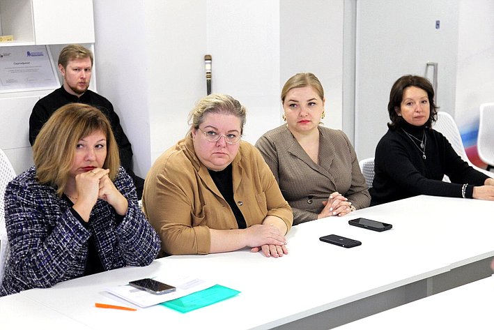Оксана Хлякина в ходе рабочей поездки в регион провела круглый стол на тему «Крепкая семья — основа благополучия России»