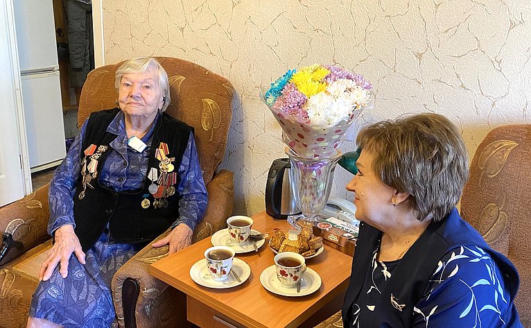 Елена Бибикова поздравила с Днем Победы ветеранов Великой Отечественной войны