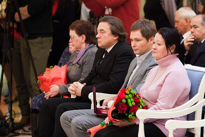 Церемония передачи наград родственникам погибших журналистов