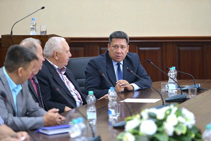 В. Полетаев провел встречу с сотрудниками прокуратуры Республики Алтай