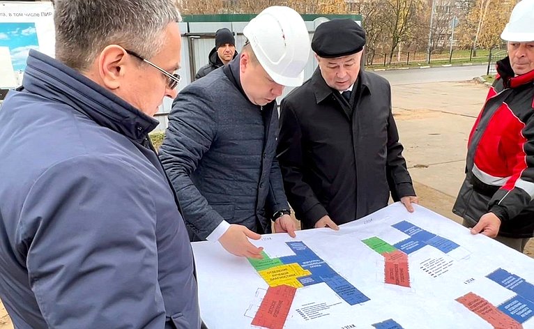 Анатолий Артамонов проинспектировал строительство нового здания ТЮЗа и поликлиники