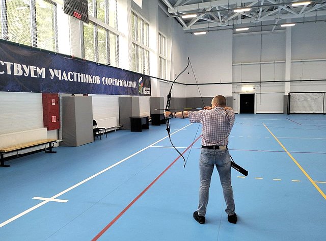 Юрий Валяев вручил в физкультурно-оздоровительном комплексе «Воин» новый спортивный инвентарь команде регионального Фонда «Защитники Отечества»