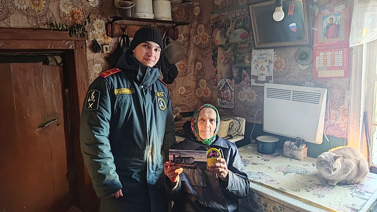 Кадеты из волонтерского отряда образовательного центра «Корабелы Прионежья» оказывают помощь пожилым и одиноким жителям Вытегорского района