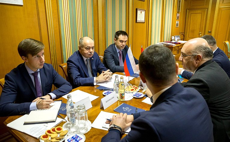 Встреча Ильяса Умаханова с Чрезвычайным и Полномочным Послом Турецкой Республики в РФ Мехметом Самсаром