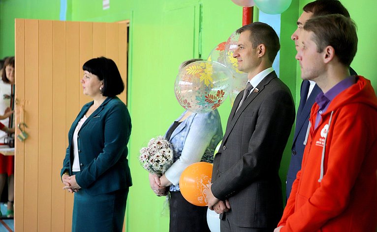 Дмитрий Шатохин посетил праздничную линейку в честь Дня знаний в среднеобразовательной школе №18 города Сыктывкара