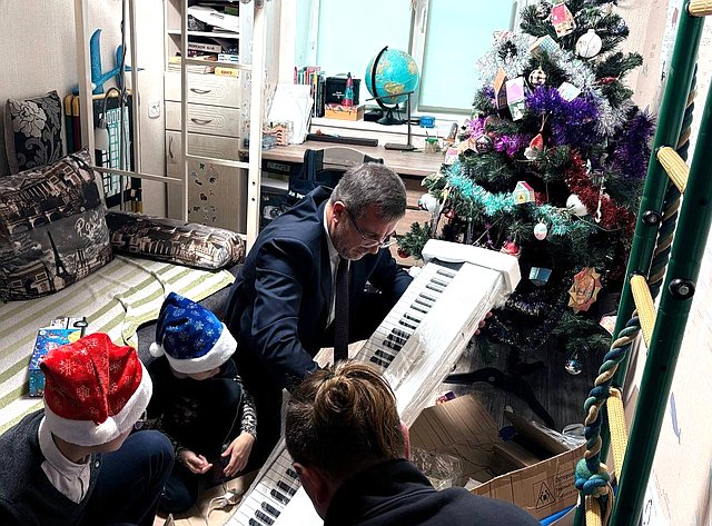 Николай Владимиров принял участие во всероссийской благотворительной акции «Ёлка желаний» и исполнил заветную мечту 16-летнего Кирилла из Чебоксар — подростку вручили цифровое пианино
