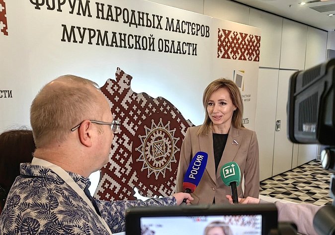 Татьяна Сахарова выступила на пленарном заседании первого Форума народных мастеров, прошедшего в Мурманске