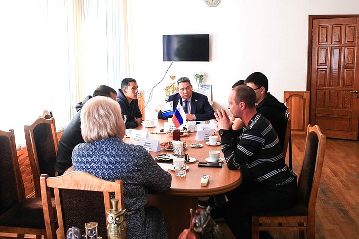 Владимир Полетаев в ходе рабочей поездки в регион посетил семьи погибших участников специальной военной операции и встретился с бывшими участниками СВО