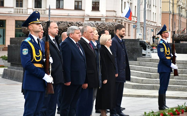 Участники заседания Межпарламентской комиссии СФ и Совета Республики Национального собрания Республики Беларусь по межрегиональному сотрудничеству возложили венок и цветы к монументу Победы в Минске