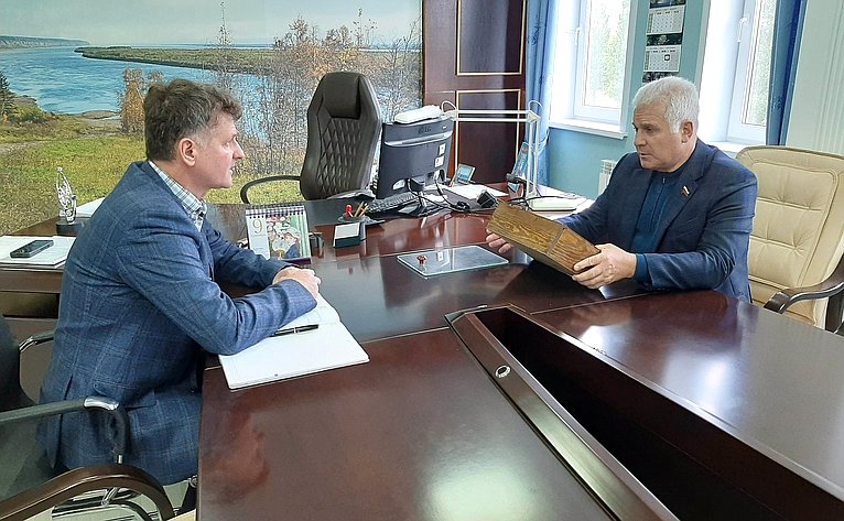 Сергей Мартынов во время визита в регион осмотрел цеха ОКТБ