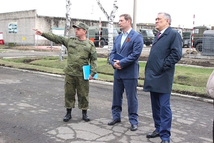 Юрий Валяев в рамках работы в регионе посетил в пригороде областного центра автономии одну из расквартированных там войсковых частей