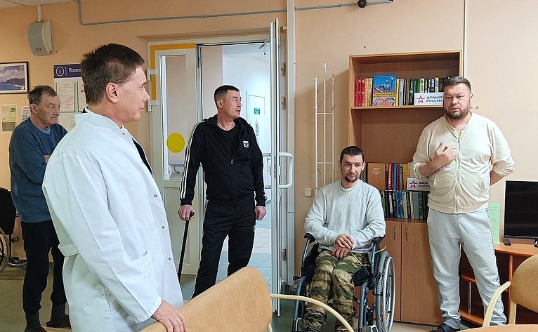 Игорь Зубарев посетил Петрозаводский госпиталь для ветеранов войн, где проходят медицинскую реабилитацию бойцы спецоперации