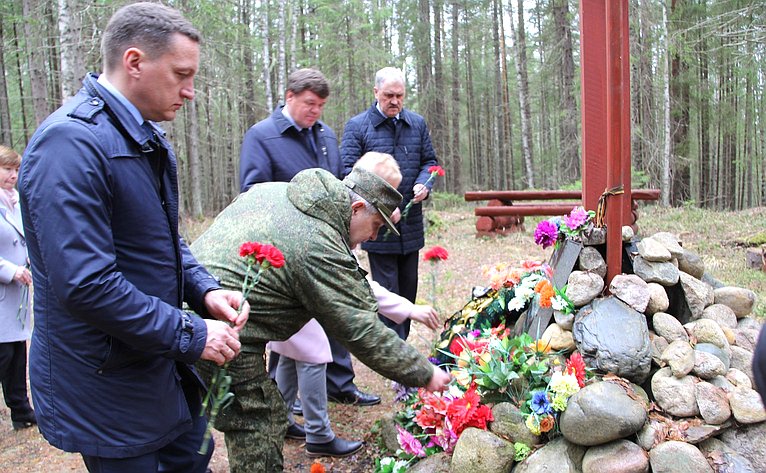 В Пряжинском районе Республики Карелия А. Ракитин возложил цветы к памятному месту «Высота 168,5»