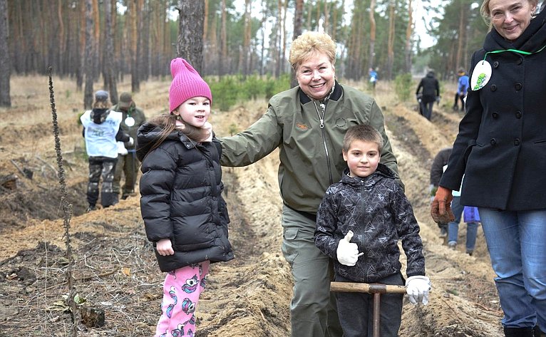 Ольга Бас в ходе поездки в регион приняла участие в акции «Сад Памяти» в Станично-Луганском районе