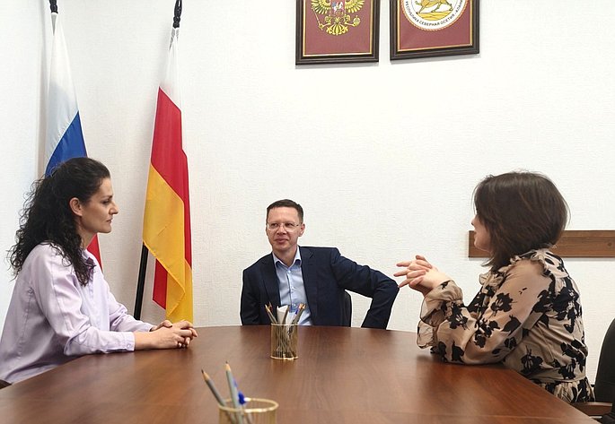 Виталий Назаренко провел встречу с руководителями Фонда креативных индустрий РСО-Алания и Проектного офиса Президентского фонда культурных инициатив Владикавказа