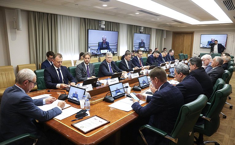 Заседание Комиссии СФ по защите государственного суверенитета и предотвращению вмешательства во внутренние дела Российской Федерации