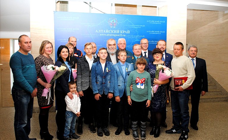 С. Белоусов вручил награды совершившим героические поступки подросткам