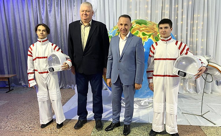 Олег Алексеев во время рабочей поездки в регион принял участие в торжествах, посвященных 60-летию со дня полета в космос Юрия Гагарина